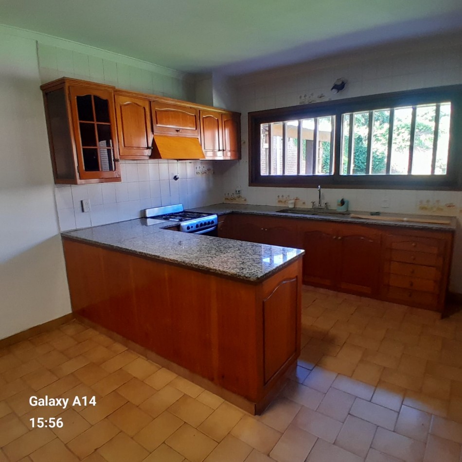 CHALET DE 6 AMBIENTES EN BARRIO SAN CARLOS