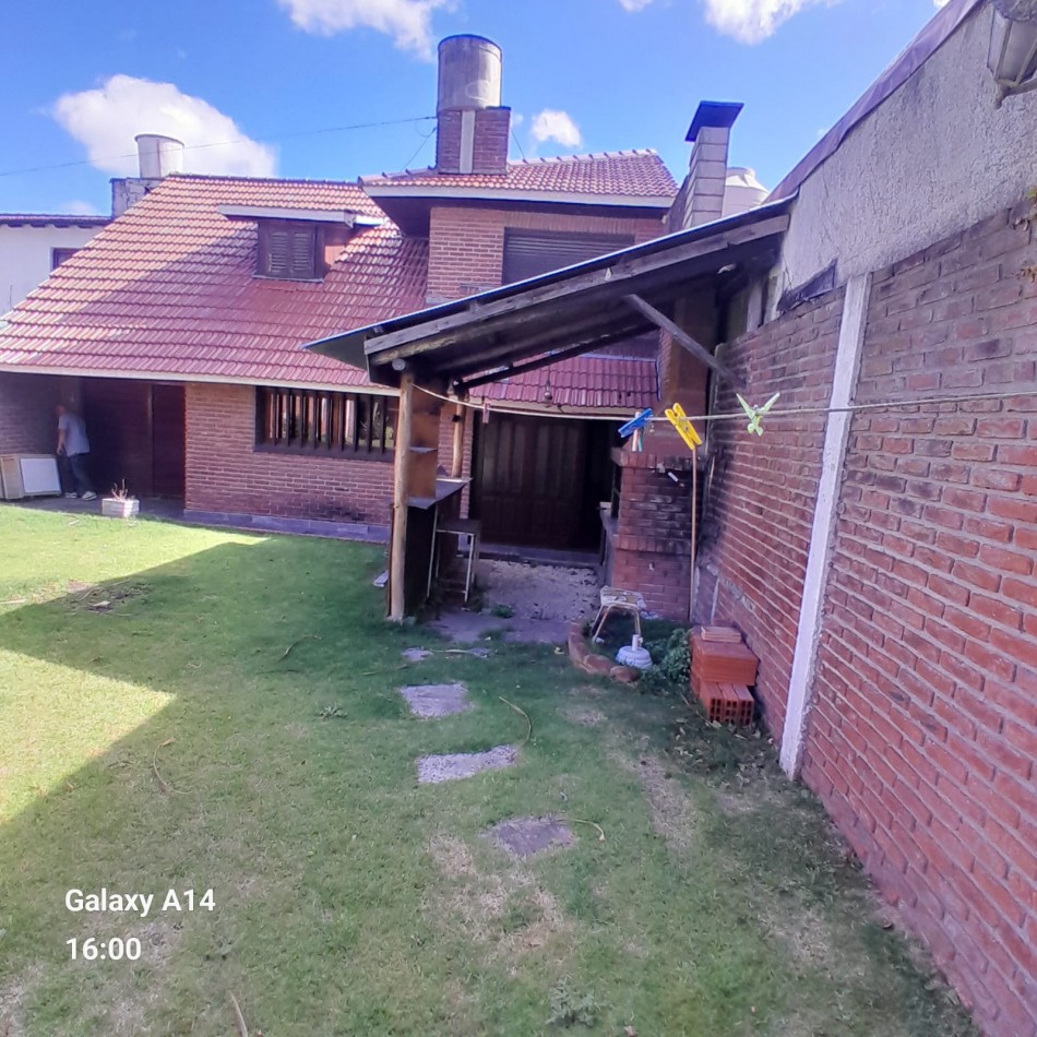 CHALET DE 6 AMBIENTES EN BARRIO SAN CARLOS