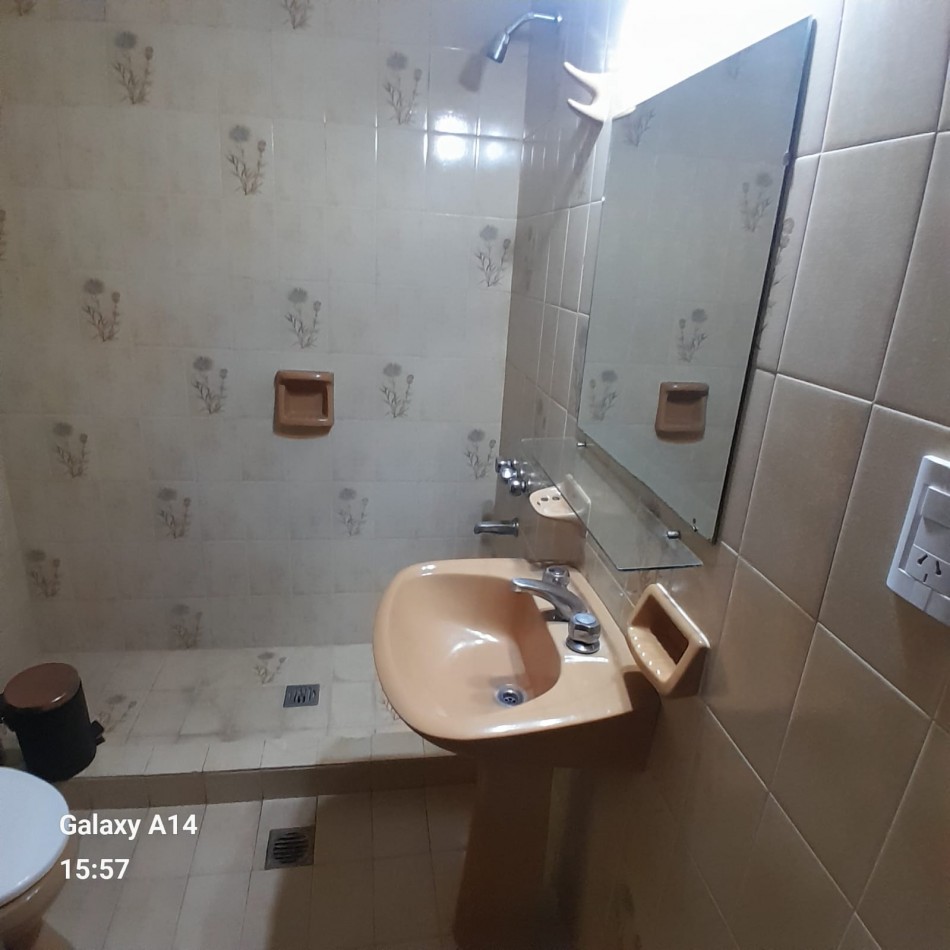 CHALET DE 6 AMBIENTES EN BARRIO SAN CARLOS