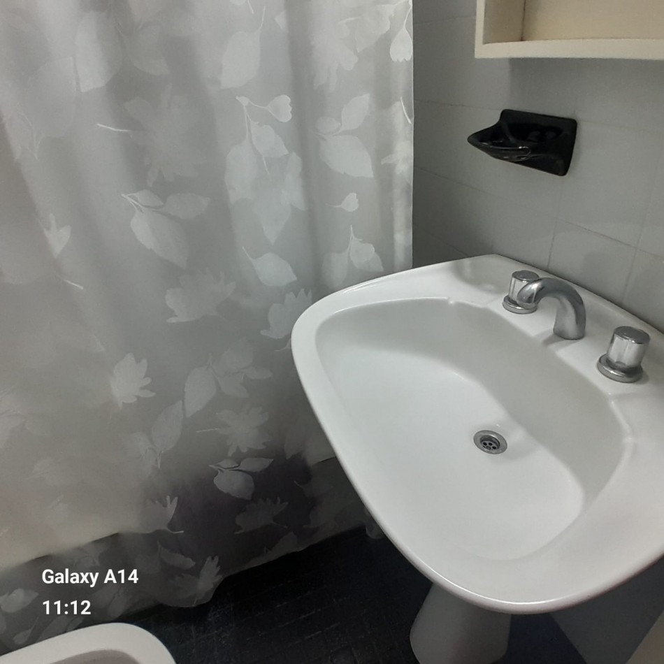 EN VENTA. DEPARTAMENTO DOS AMBIENTES CON BALCON Y COCHERA. ZONA SANTIAGO DEL ESTERO 1900