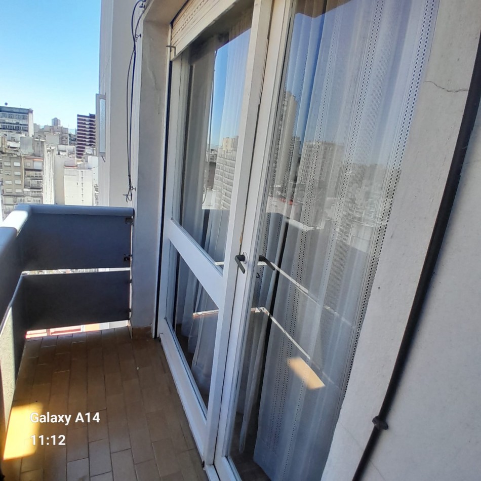 EN VENTA. DEPARTAMENTO DOS AMBIENTES CON BALCON Y COCHERA. ZONA SANTIAGO DEL ESTERO 1900