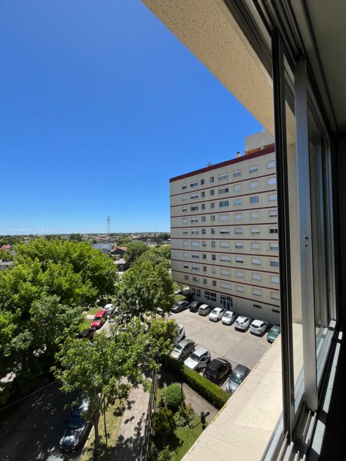 EN VENTA. DEPARTAMENTO DE 4 AMBIENTES CON ESPACIO DE COCHERA. BAHIA BLANCA 2600