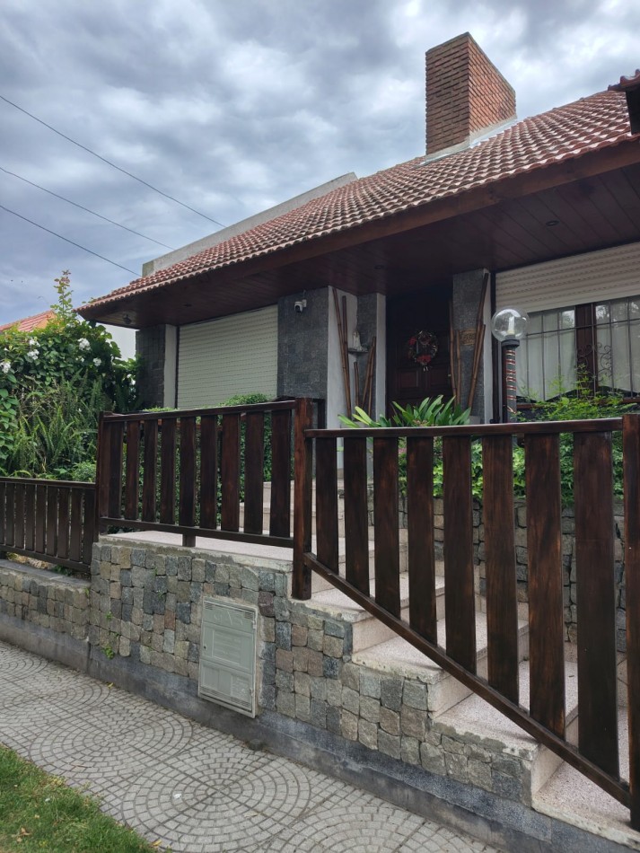 EXCELENTE CHALET 5 AMBIENTES. PARQUE LURO