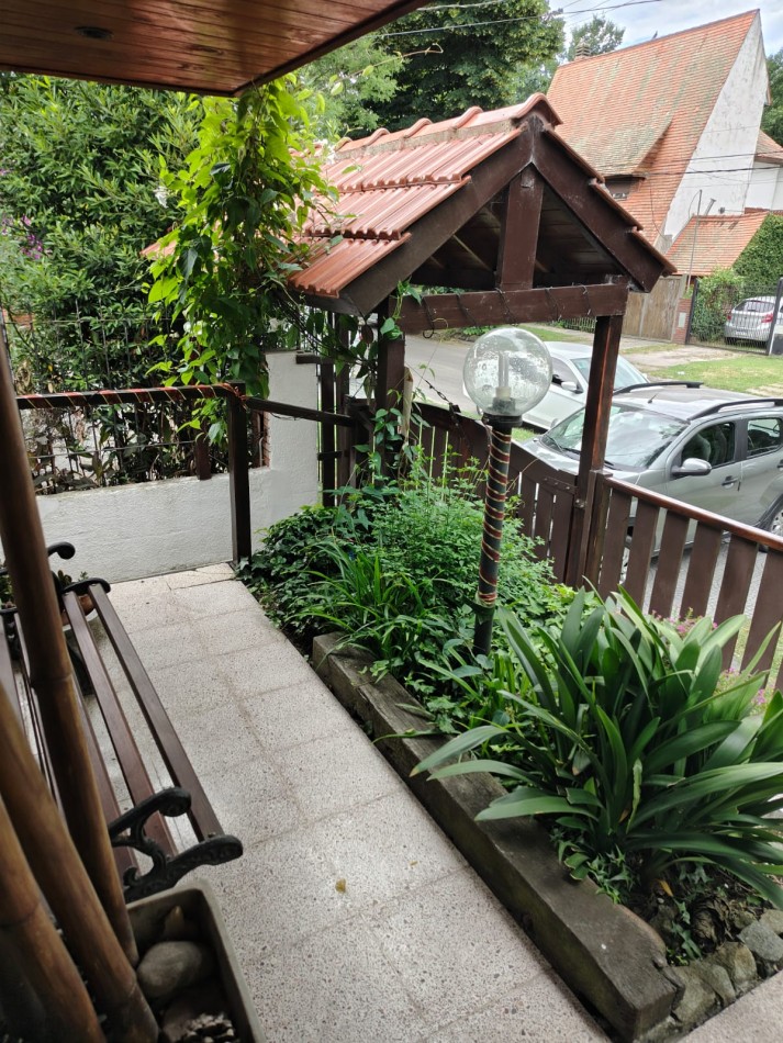 EXCELENTE CHALET 5 AMBIENTES. PARQUE LURO