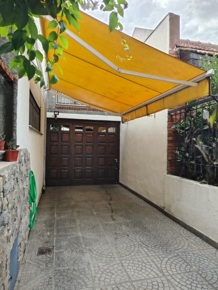 EXCELENTE CHALET 5 AMBIENTES. PARQUE LURO