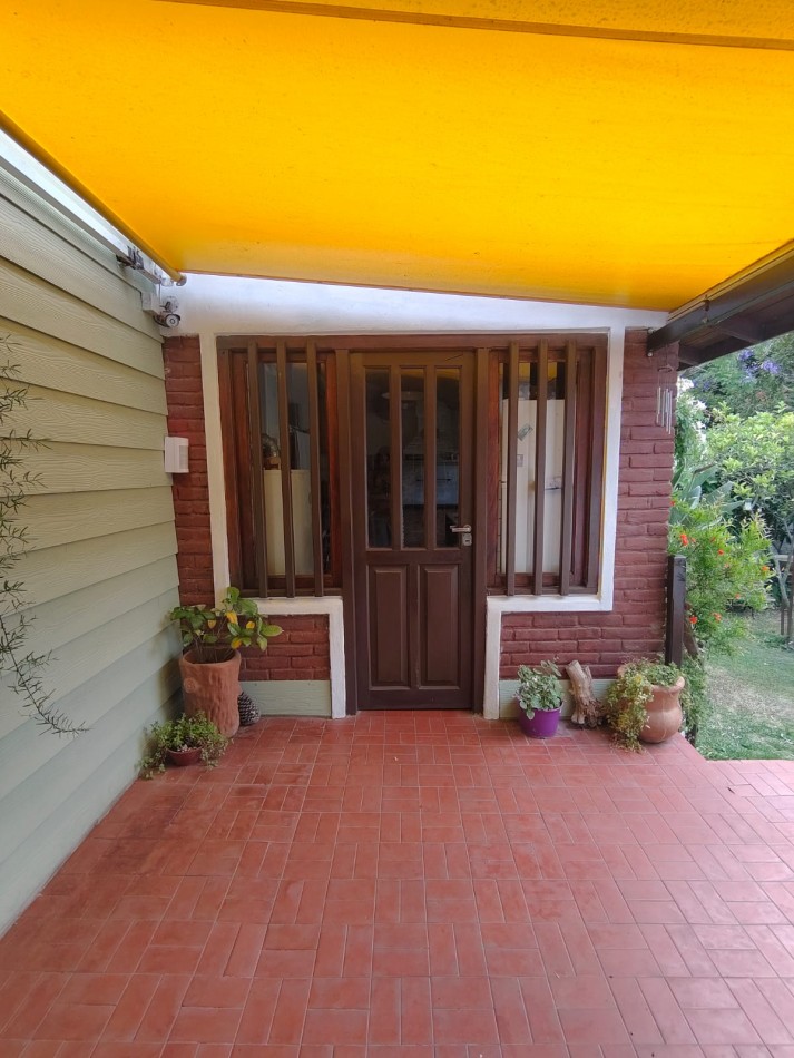 EXCELENTE CHALET 5 AMBIENTES. PARQUE LURO