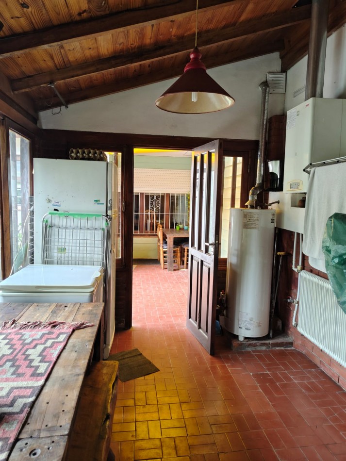 EXCELENTE CHALET 5 AMBIENTES. PARQUE LURO