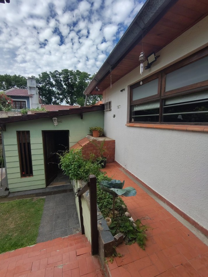 EXCELENTE CHALET 5 AMBIENTES. PARQUE LURO