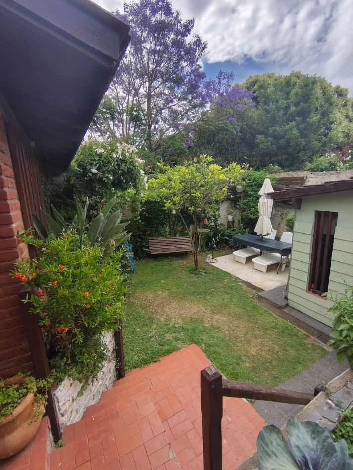 EXCELENTE CHALET 5 AMBIENTES. PARQUE LURO