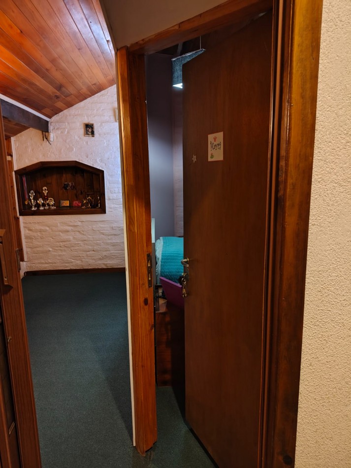 EXCELENTE CHALET 5 AMBIENTES. PARQUE LURO