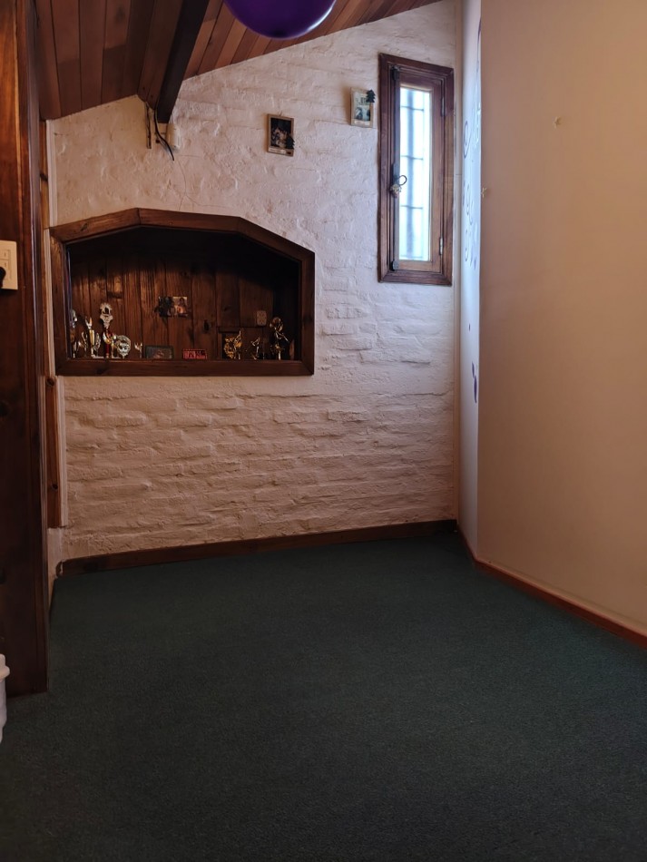 EXCELENTE CHALET 5 AMBIENTES. PARQUE LURO