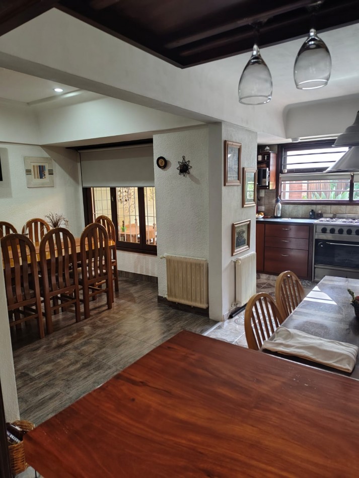 EXCELENTE CHALET 5 AMBIENTES. PARQUE LURO