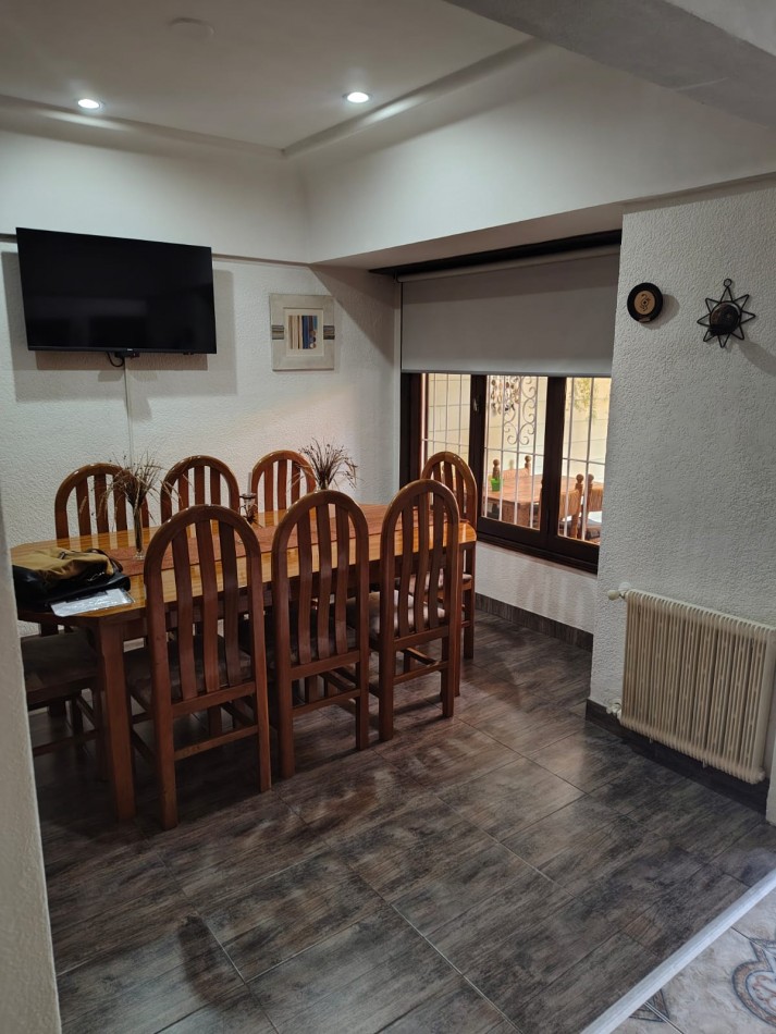 EXCELENTE CHALET 5 AMBIENTES. PARQUE LURO