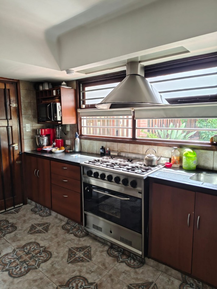 EXCELENTE CHALET 5 AMBIENTES. PARQUE LURO