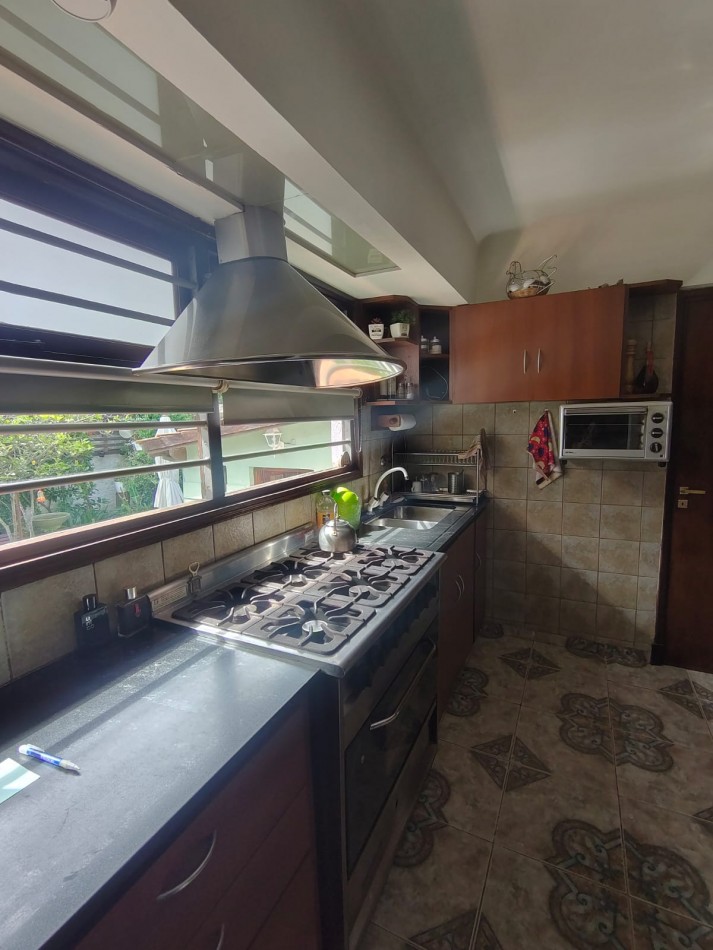 EXCELENTE CHALET 5 AMBIENTES. PARQUE LURO