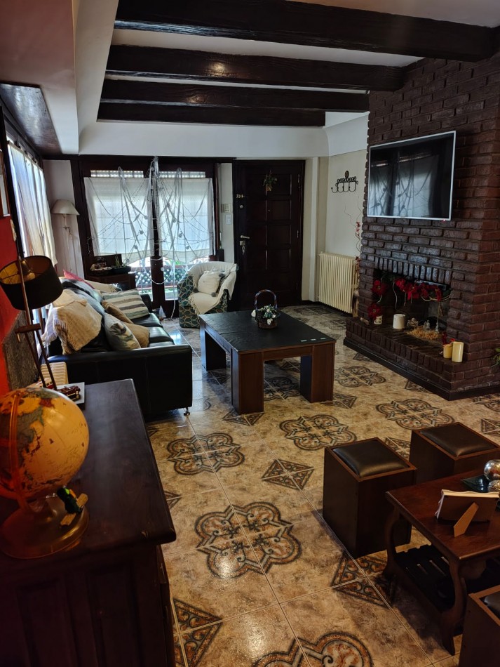 EXCELENTE CHALET 5 AMBIENTES. PARQUE LURO