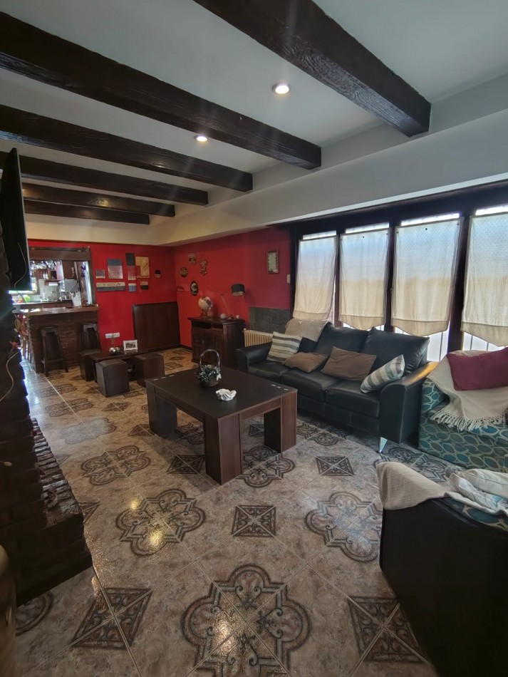 EXCELENTE CHALET 5 AMBIENTES. PARQUE LURO