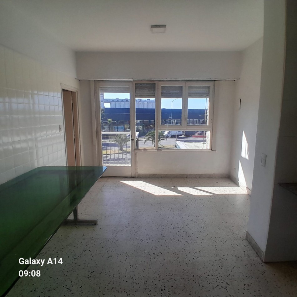 DEPARTAMENTO DE 4 AMBIENTES FRENTE AL NUEVO SHOPPING EN ZONA SUR