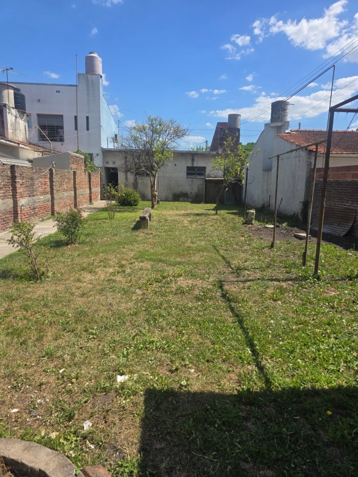 CASA CON PARQUE EN LIBERTAD AL 7500