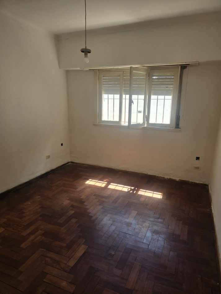 CASA CON PARQUE EN LIBERTAD AL 7500