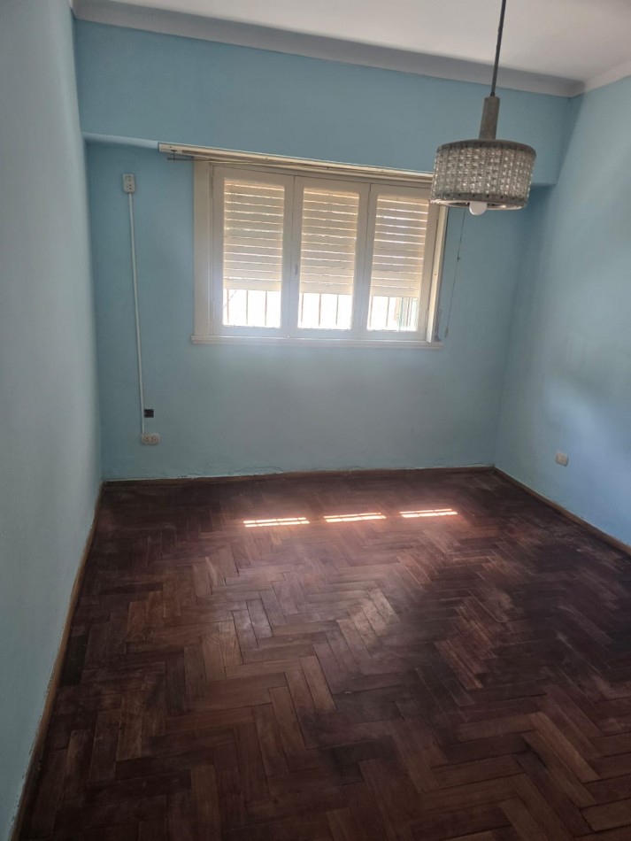 CASA CON PARQUE EN LIBERTAD AL 7500