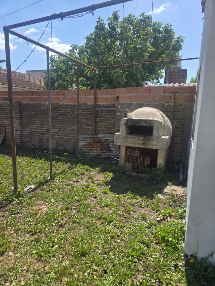 CASA CON PARQUE EN LIBERTAD AL 7500