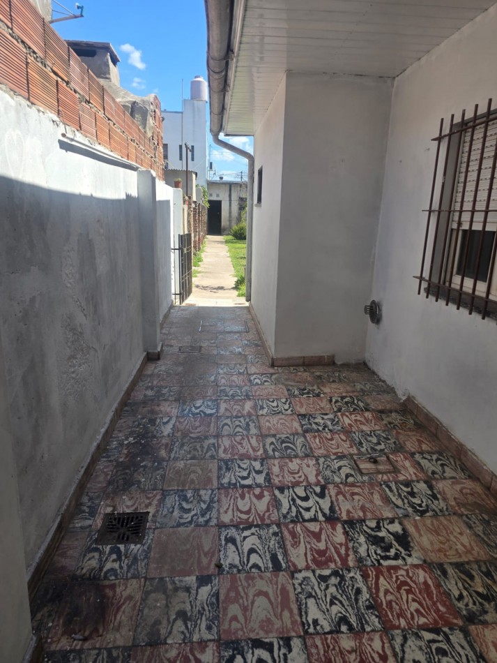 CASA CON PARQUE EN LIBERTAD AL 7500