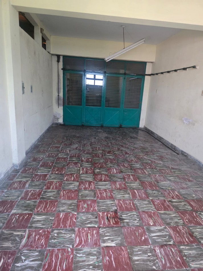 CASA CON PARQUE EN LIBERTAD AL 7500