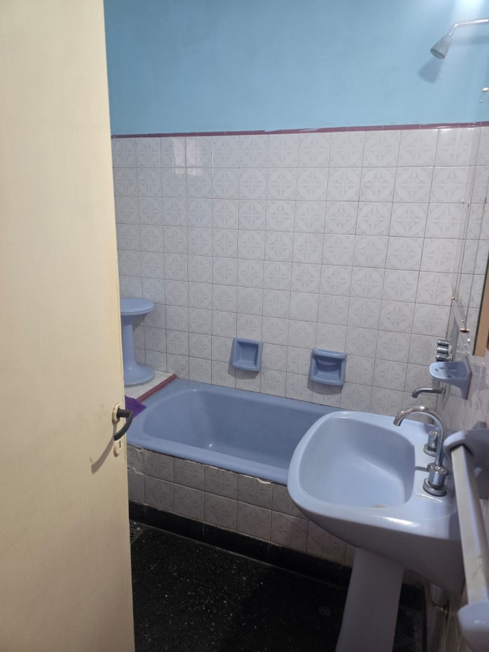 CASA CON PARQUE EN LIBERTAD AL 7500