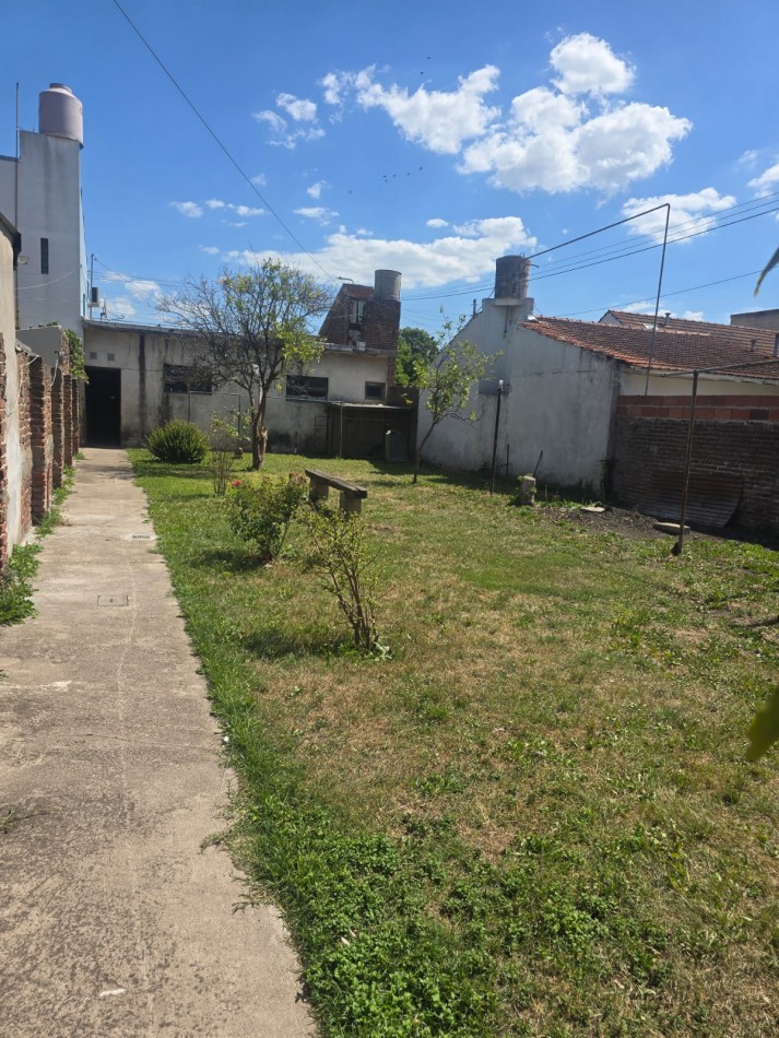 CASA CON PARQUE EN LIBERTAD AL 7500