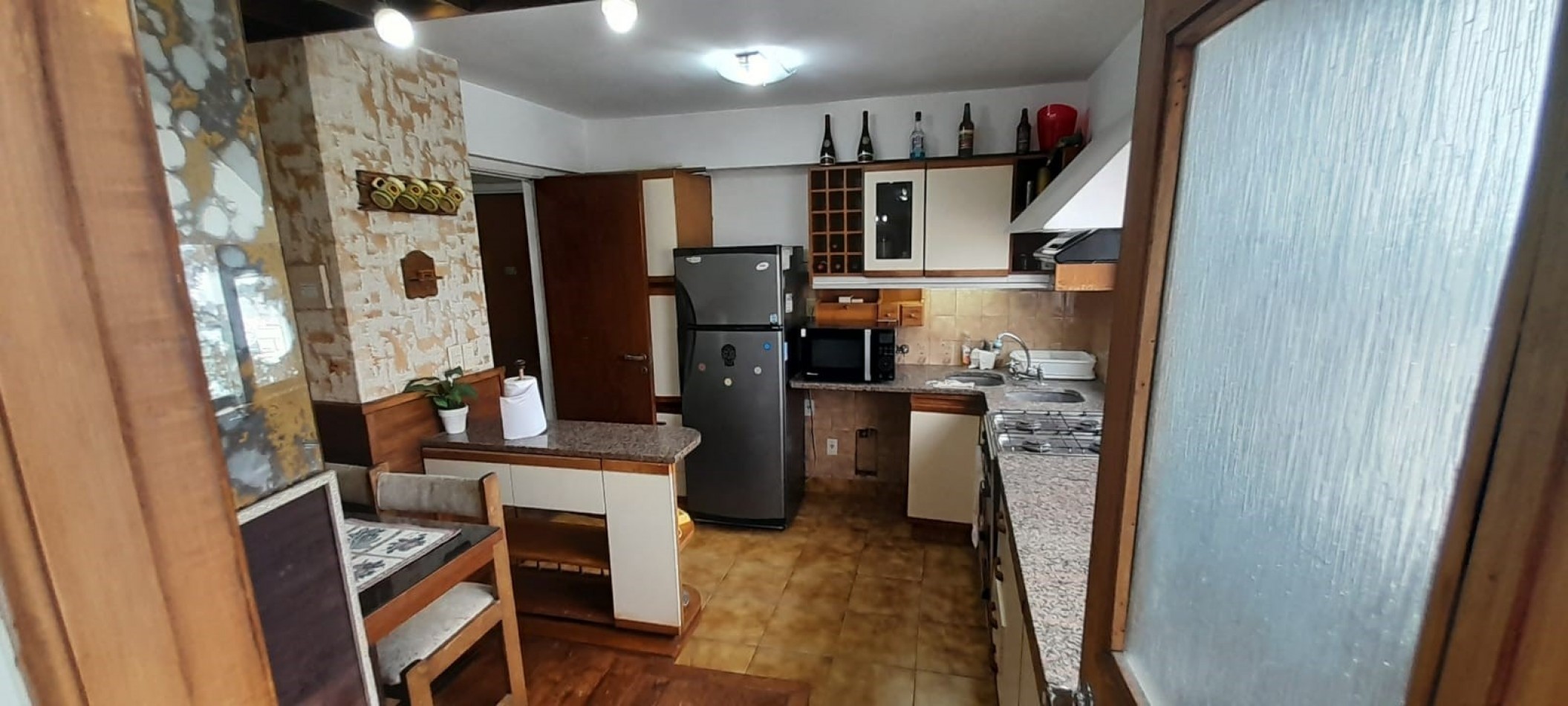 DEPARTAMENTO DE 3 AMBIENTES CON COCHERA AMOBLADO POR 12 MESES.