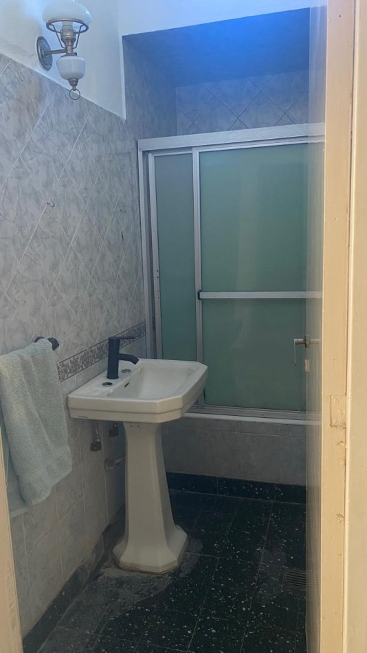 ALQUILER 24 MESES. CASA DE TRES AMBIENTES CON PATIO. NECOCHEA 6100