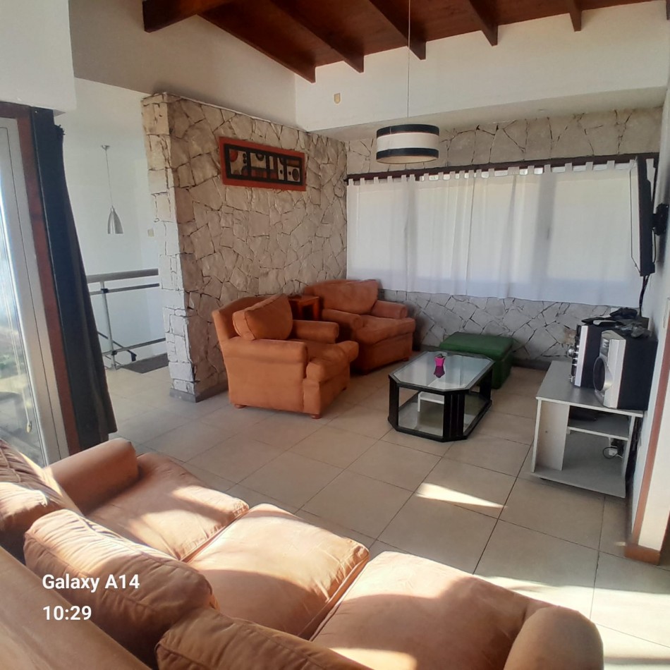 CASA DE HERMOSO DISEÑO EN SIERRAS DE LOS PADRES