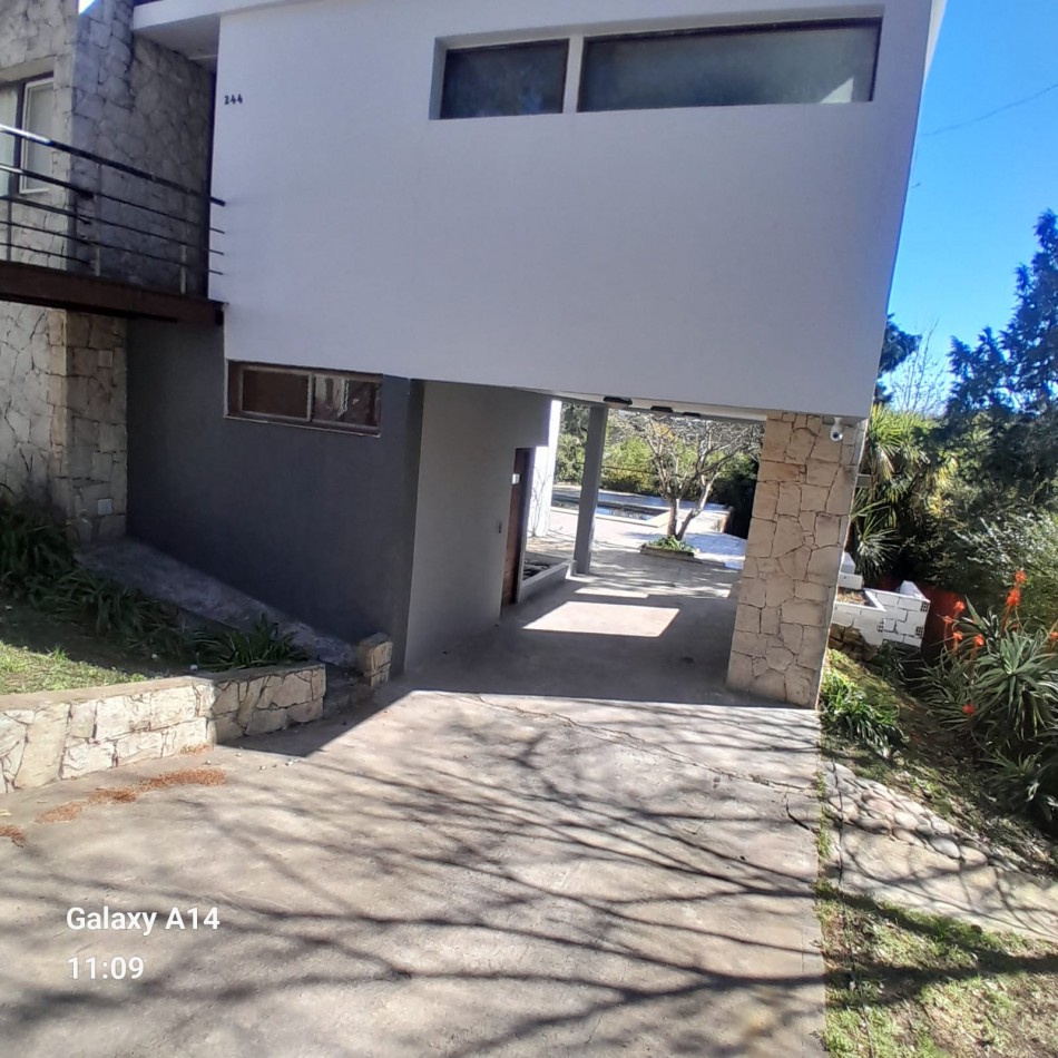 CASA DE HERMOSO DISEÑO EN SIERRAS DE LOS PADRES