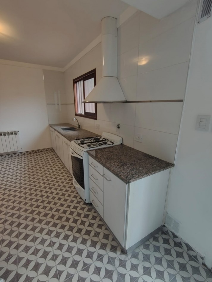 CHALET DE 4 AMBIENTES EN BARRIO CAISAMAR MAS LOTE LINDERO