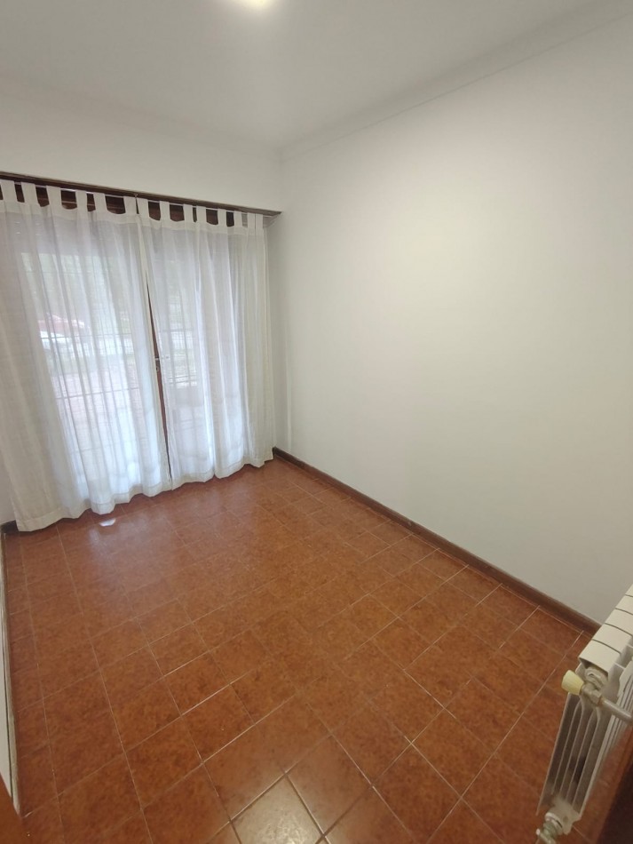 CHALET DE 4 AMBIENTES EN BARRIO CAISAMAR MAS LOTE LINDERO