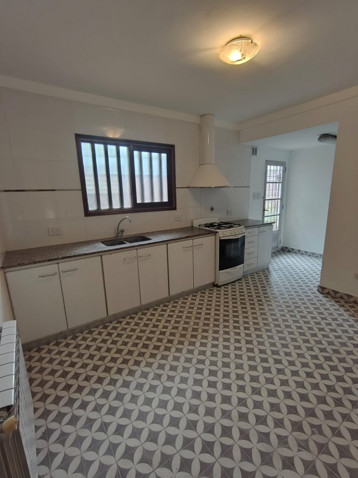 CHALET DE 4 AMBIENTES EN BARRIO CAISAMAR MAS LOTE LINDERO