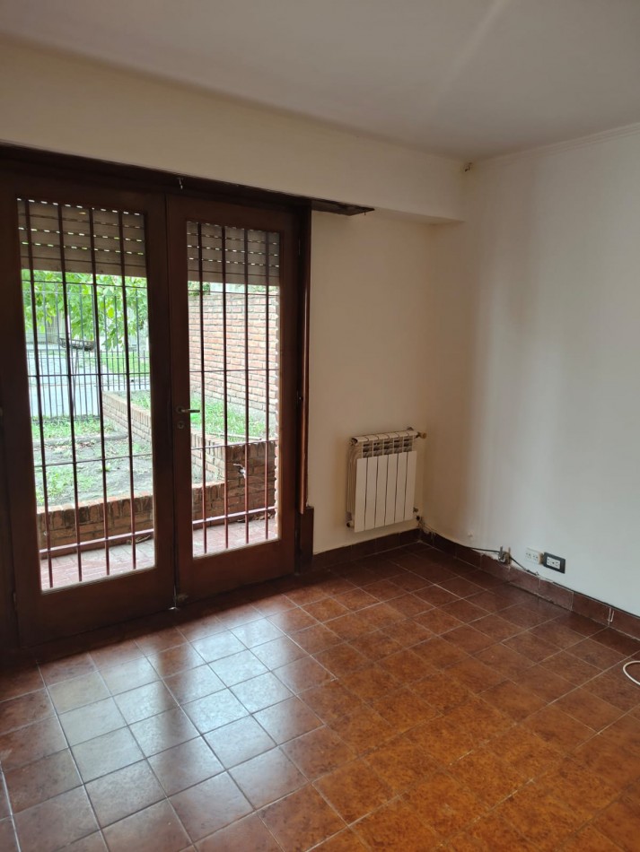 CHALET DE 4 AMBIENTES EN BARRIO CAISAMAR MAS LOTE LINDERO