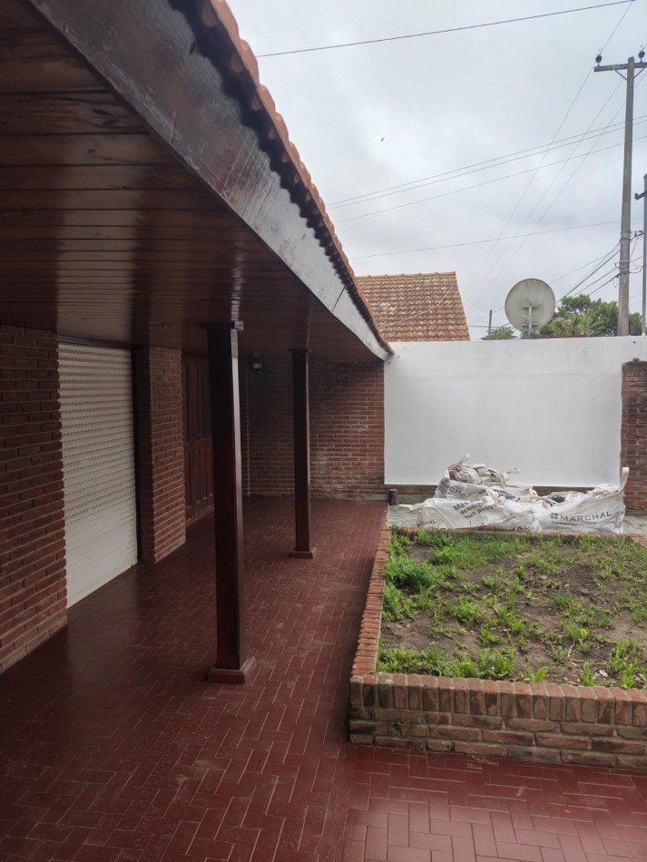 CHALET DE 4 AMBIENTES EN BARRIO CAISAMAR MAS LOTE LINDERO