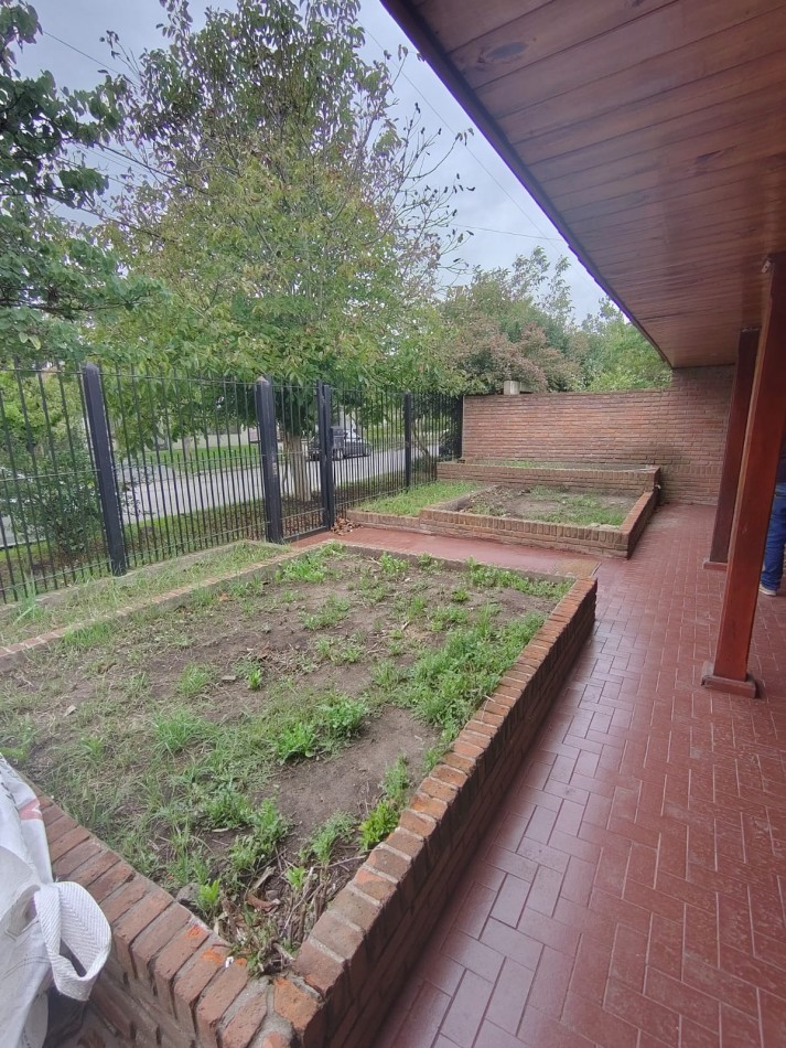 CHALET DE 4 AMBIENTES EN BARRIO CAISAMAR MAS LOTE LINDERO