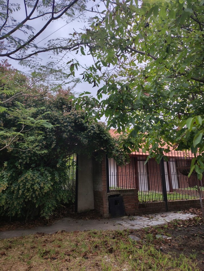 CHALET DE 4 AMBIENTES EN BARRIO CAISAMAR MAS LOTE LINDERO