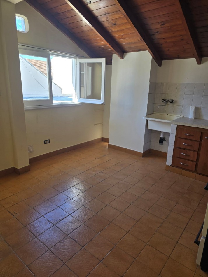 PH DE 2 AMBIENTES EN PRIMER PISO POR ESCALERA