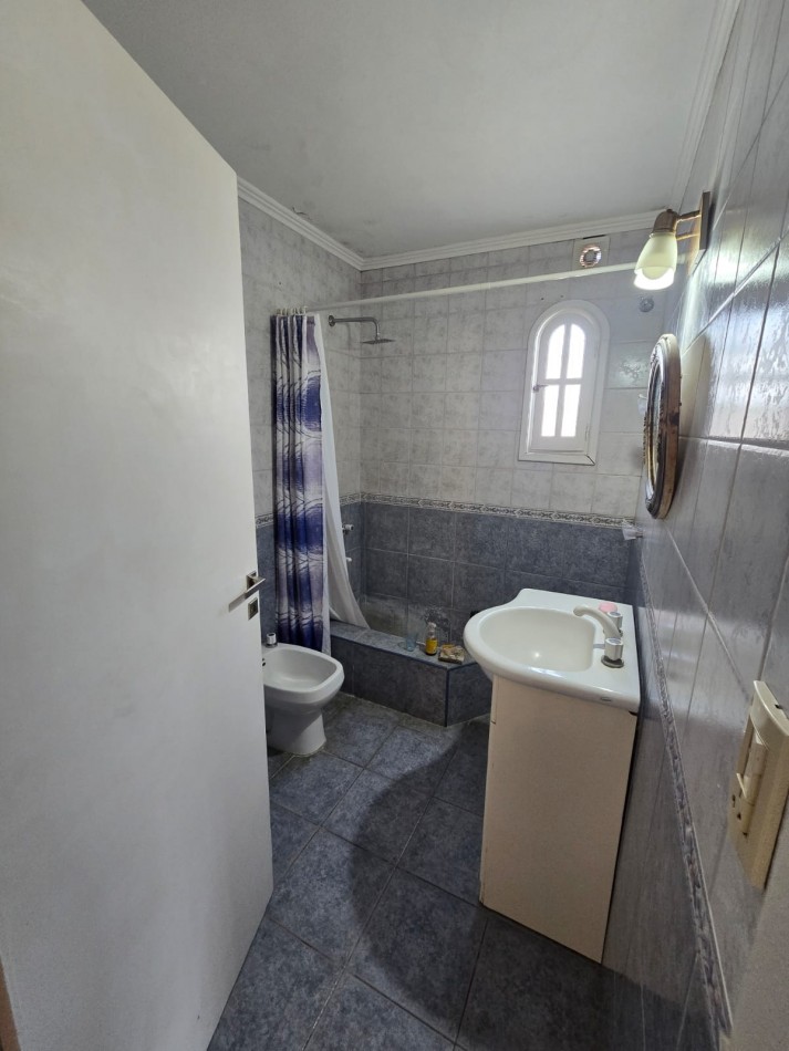 EXCELENTE CHALET DE 5 AMBIENTES EN VILLA PRIMERA