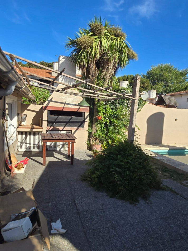 EXCELENTE CHALET DE 5 AMBIENTES EN VILLA PRIMERA