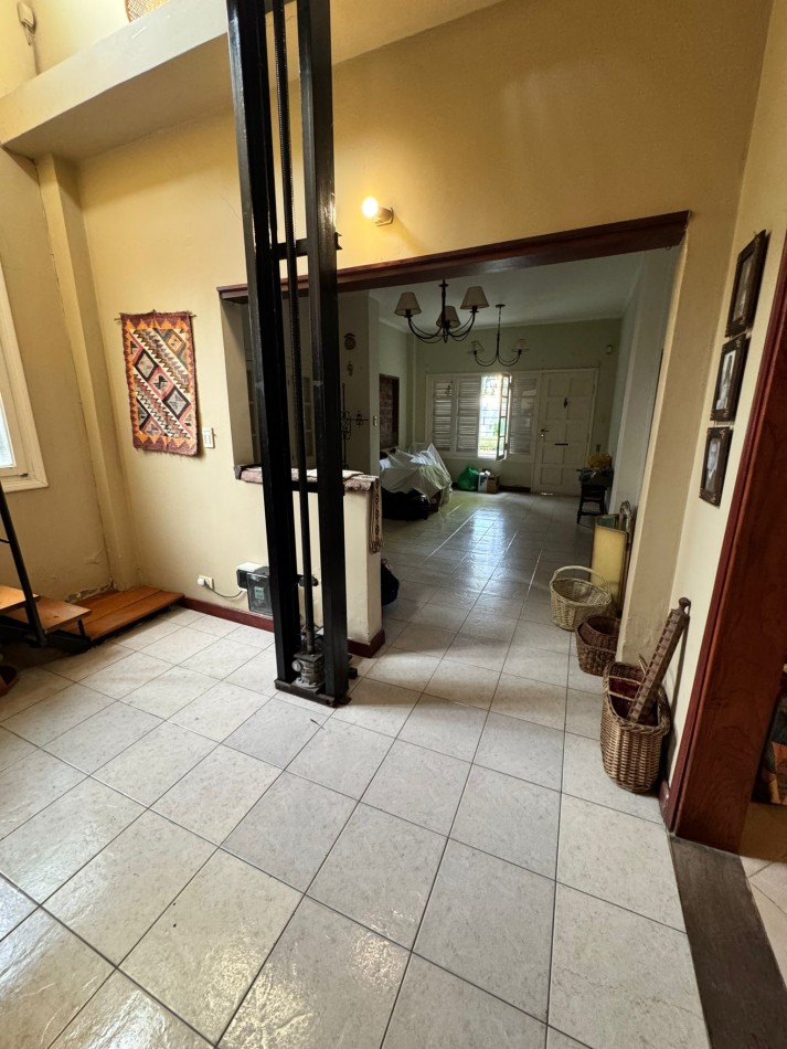 EXCELENTE CHALET DE 5 AMBIENTES EN VILLA PRIMERA