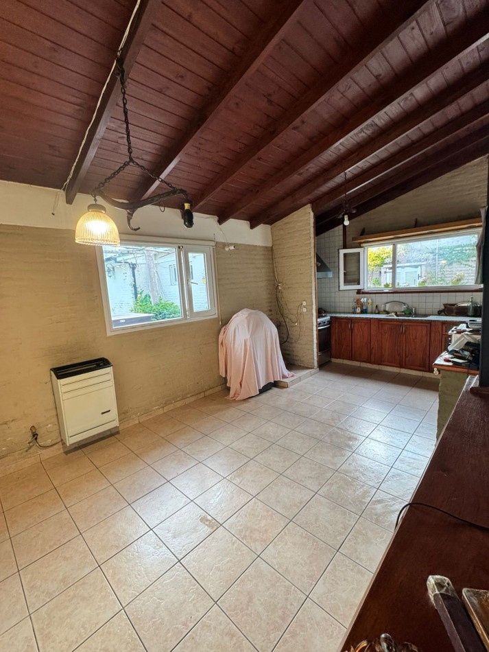 EXCELENTE CHALET DE 5 AMBIENTES EN VILLA PRIMERA