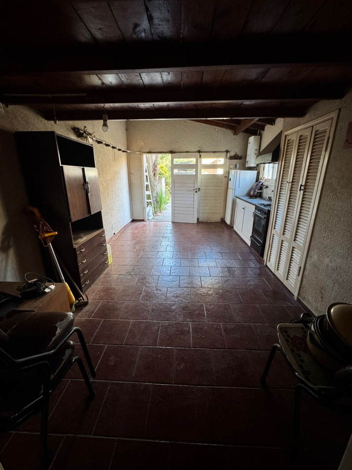 EXCELENTE CHALET DE 5 AMBIENTES EN VILLA PRIMERA