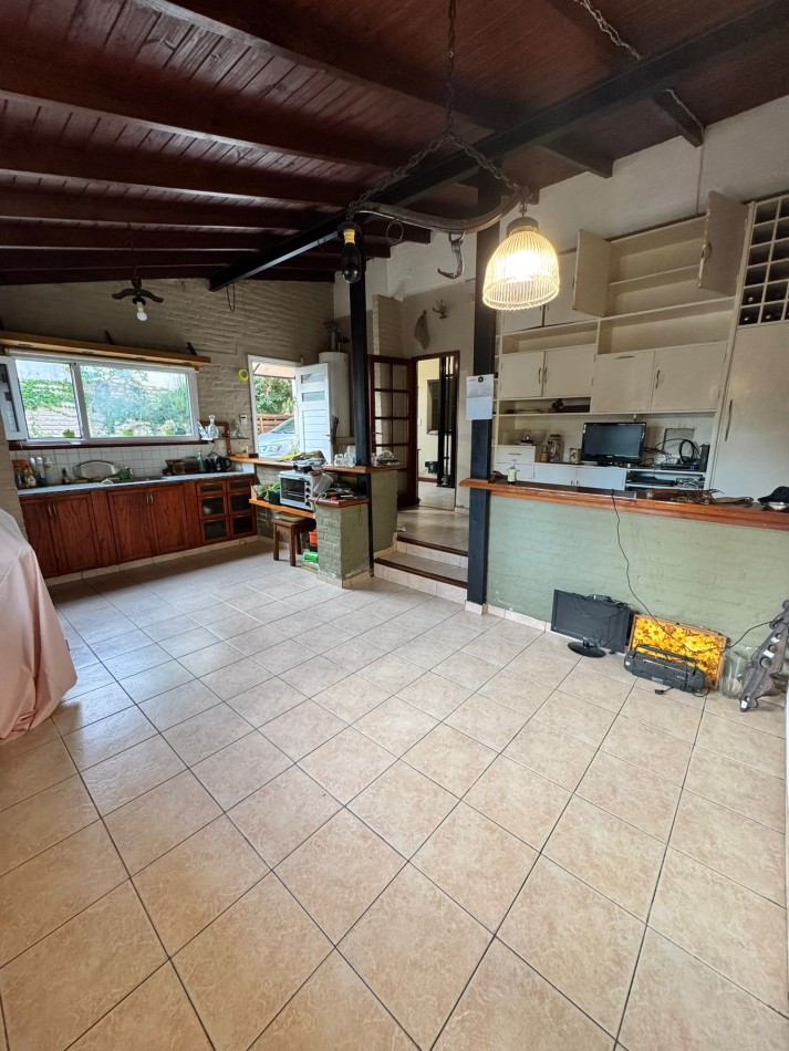 EXCELENTE CHALET DE 5 AMBIENTES EN VILLA PRIMERA