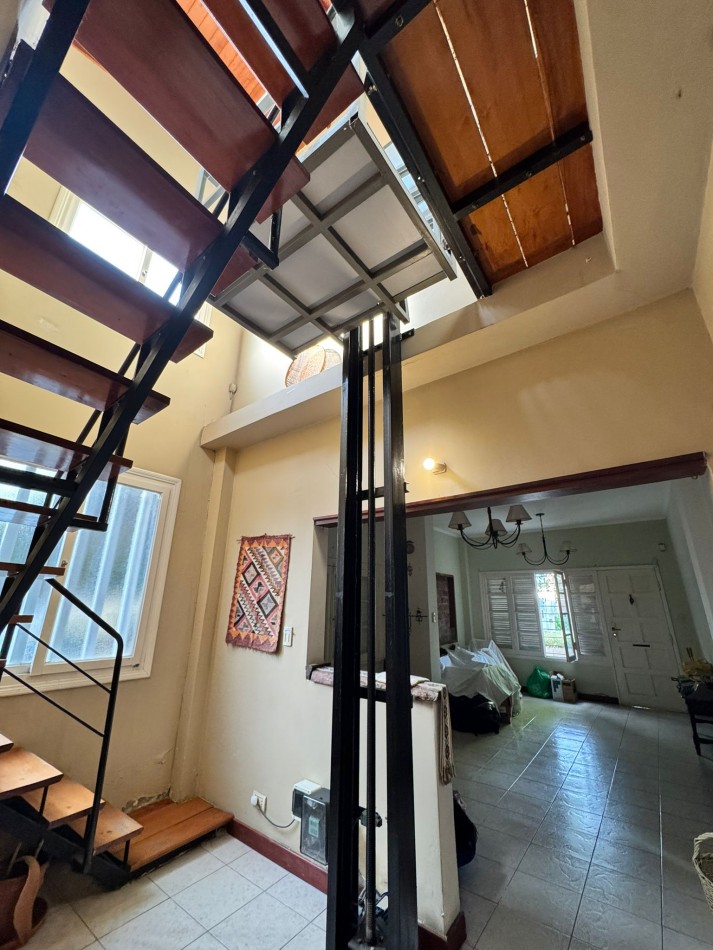 EXCELENTE CHALET DE 5 AMBIENTES EN VILLA PRIMERA