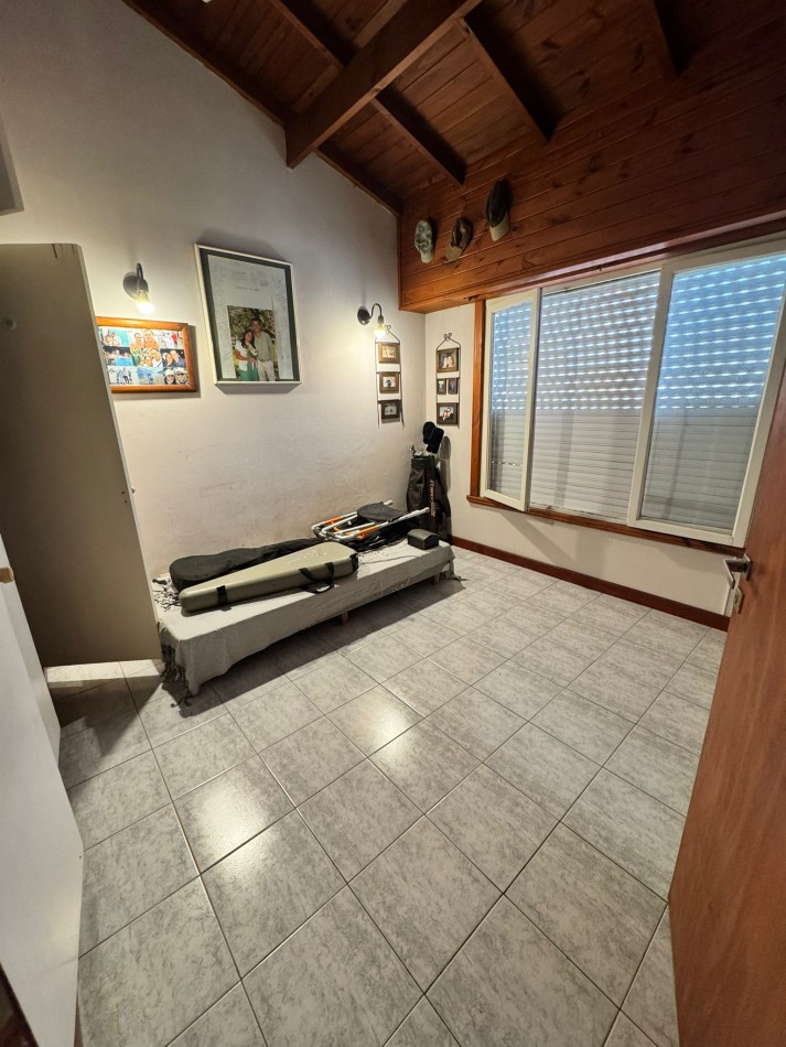 EXCELENTE CHALET DE 5 AMBIENTES EN VILLA PRIMERA